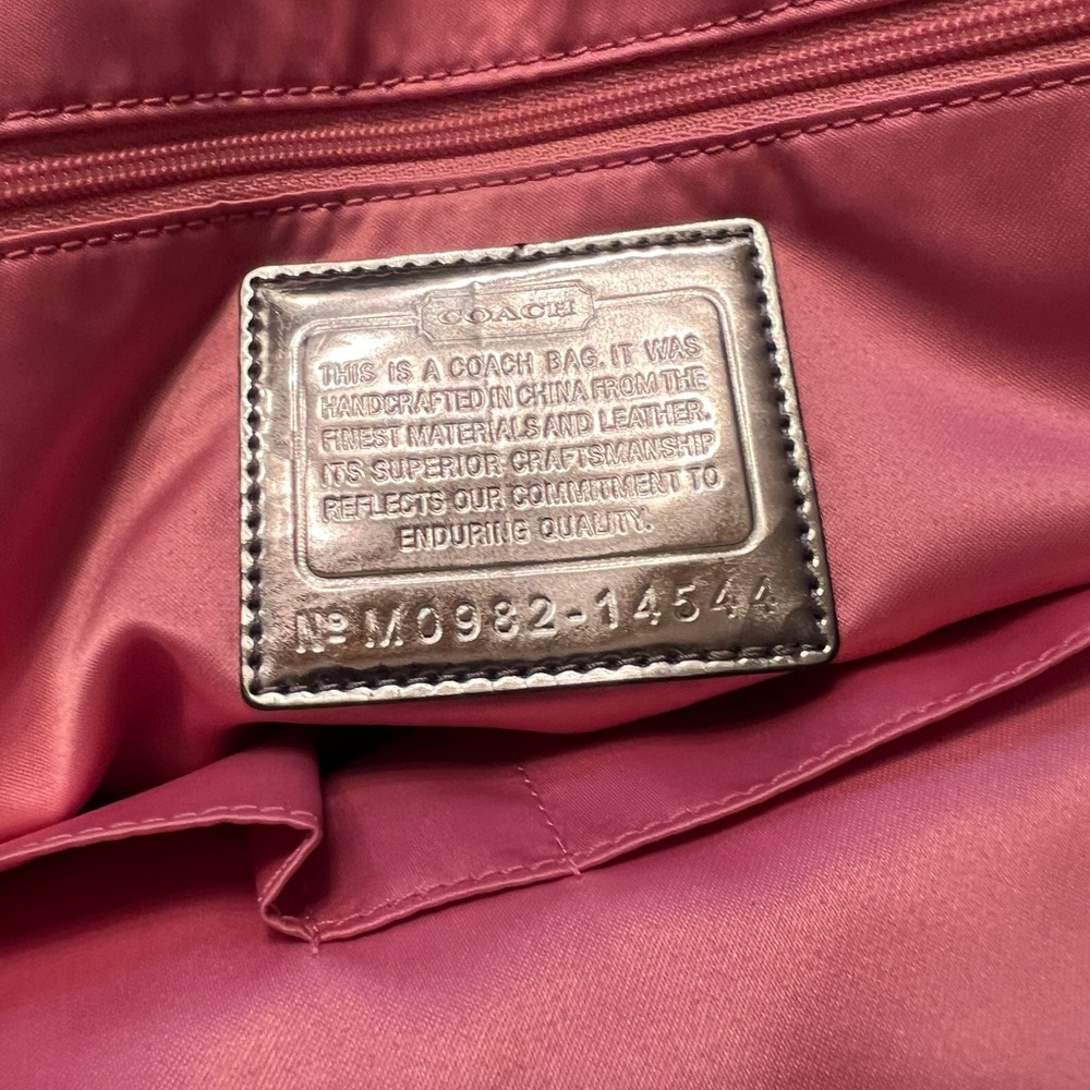 Coach Poppy RARE LIMITED EDITION Heart with Dust bag EUC - Picture 2 of 16